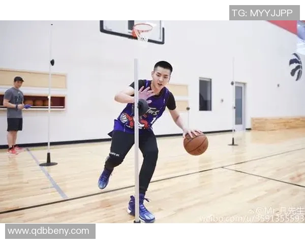 男明星篮球馆挥汗如雨展现运动魅力引发粉丝热议