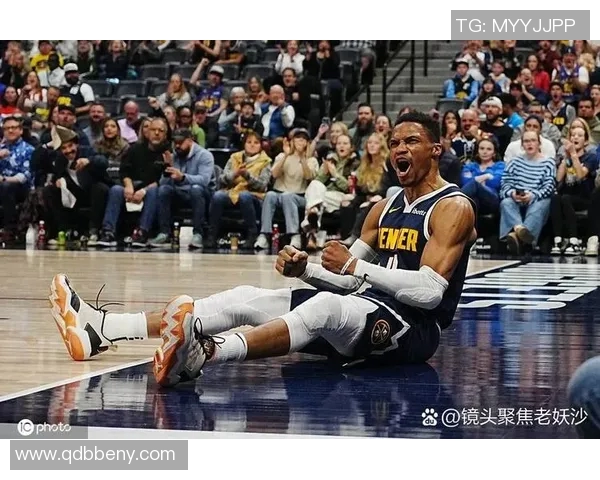 篮球明星华丽转身穿西装领奖展现风采与魅力的完美结合